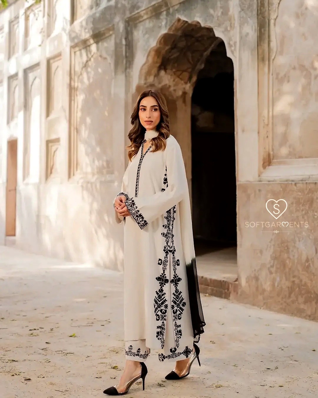Elegant Off-White Embroidery Kurti